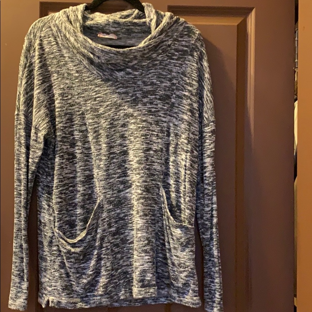 Long sleeve sweater.